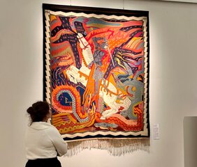 „St. Georg“, 1917, Gobelin, Entwurf: Max Wislicenus, Ausführung: Wanda Bibrowicz (Schreiberhau), 250 x 200 cm, links oben eingewebtes Monogramm „MW“, r. o. eingewebtes Datum „1917“, SMG. © Erbengemeinschaft Max Wislicenus