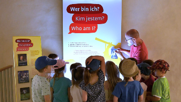Eine Mitmach-Station für Kinder und Erwachsene lässt die Biografien bekannter Schlesier*innen spielerisch lebendig werden.