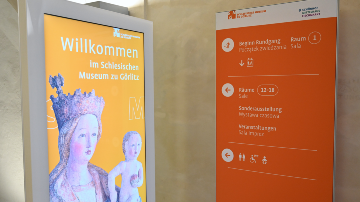 An Knotenpunkten weisen Stelen den Weg.