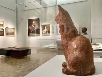 Katze aus Eichenholz von Reinhold Kraft (1907–2003).