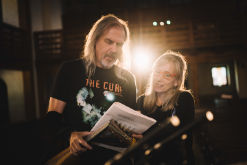 Frank Pschichholz (Saiteninstrumente) und Maria Skiba (Gesang) von „The Schoole of Night“. Foto: The Schoole of Night Frank Pschichholz (Saiteninstrumente) und Maria Skiba (Gesang) von „The Schoole of Night“. Foto: The Schoole of Night