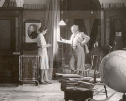 Gerhart Hauptmann in seiner Bibliothek auf Haus Wiesenstein in Agnetendorf, 1942, Fotoabzug